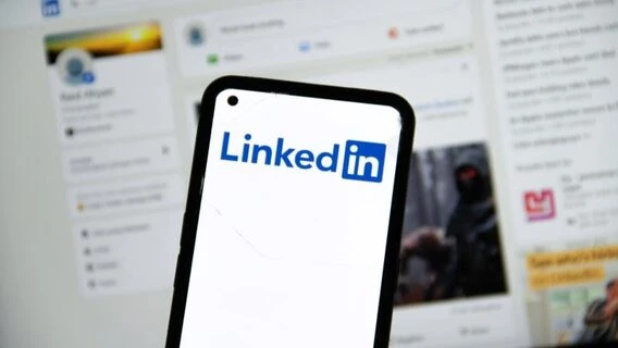 LinkedIn заполонив ШІ-слоп, тому користувачі знову вчаться писати як люди